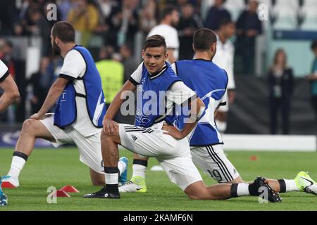 Juventus Forward Paulo Dybala (21) se réchauffe avant le quart de finale de la Ligue des champions de l'UEFA JUVENTUS - BARCELONE le 11/04/2017 au stade Juventus de Turin, Italie. ( Photo de Matteo Bottanelli/NurPhoto) *** Veuillez utiliser le crédit du champ de crédit *** Banque D'Images