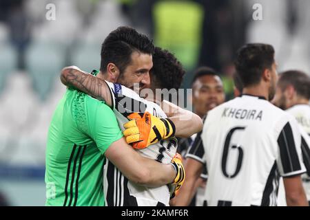 Gianluigi Buffon, gardien de but de Juventus (1) célèbre la victoire avec le défenseur de Juventus Dani Alves (23) après le match de football des quarts de finale de la Ligue des champions de l'UEFA JUVENTUS - BARCELONE le 11/04/2017 au stade de Juventus à Turin, en Italie. ( Photo de Matteo Bottanelli/NurPhoto) *** Veuillez utiliser le crédit du champ de crédit *** Banque D'Images