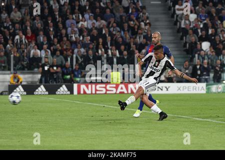 Juventus avance Paulo Dybala (21) marque son but lors du quart de finale de la Ligue des champions de l'UEFA JUVENTUS - BARCELONE le 11/04/2017 au stade Juventus de Turin, Italie. ( Photo de Matteo Bottanelli/NurPhoto) *** Veuillez utiliser le crédit du champ de crédit *** Banque D'Images