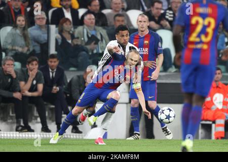 Andres Iniesta, milieu de terrain de Barcelone (8), combat pour le ballon contre Dani Alves, défenseur de la Juventus (23) lors du match de football de la Ligue des champions de l'UEFA JUVENTUS - BARCELONE le 11/04/2017 au stade de la Juventus à Turin, en Italie. ( Photo de Matteo Bottanelli/NurPhoto) *** Veuillez utiliser le crédit du champ de crédit *** Banque D'Images