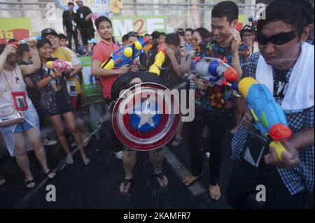 Les fêtards réagissent lors d'un combat sur l'eau lors des célébrations du festival Songkran à Bangkok, en Thaïlande, sur 13 avril 2017. Le festival Songkran de trois jours est la fête traditionnelle thaïlandaise du nouvel an, également connue sous le nom de festival de l'eau qui se déroule du 13 au 15 avril chaque année. Le festival est célébré avec des éclaboussures d'eau et de la poudre de mise sur les autres visages comme un signe symbolique de nettoyage et de lavage loin les péchés de l'année passée. (Photo par Anusak Laowilas/NurPhoto) *** Veuillez utiliser le crédit du champ de crédit *** Banque D'Images