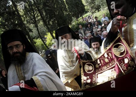 Rituel de l'Apokathilose, reconstitution de la déposition du Christ de la Croix au monastère de Pendeli, près d'Athènes, le Vendredi Saint, 14 avril 2017 (photo de Panayotis Tzamaros/NurPhoto) *** Veuillez utiliser le crédit du champ de crédit *** Banque D'Images