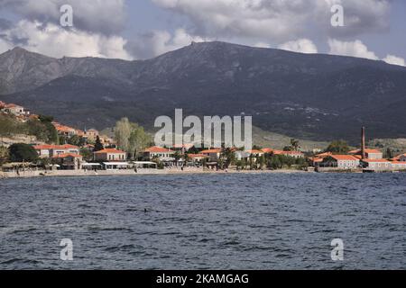 Le petit port de pêche de Molyvos (ou Mythimna), sur l'île de Lesvos, Mer Egéé, Grèce, Europe. Lesvos est une île située dans la mer Égée du Nord. Molyvos ou Molivos est un petit village de pêcheurs dans la partie nord de l'île. Il y a un petit port, un château et un village construit sur la colline. Il y a des tavernes autour, des poulpes qui pendent pour sécher au soleil. Molyvos et Skala Sikamias près de la plage d'Eftalou ont fait face à la plus grande vague de migration de l'île, près d'un million de réfugiés y sont passés. De nos jours, il y a aussi un bateau de la garde côtière Frontex. (Photo de Nicolas Eco Banque D'Images