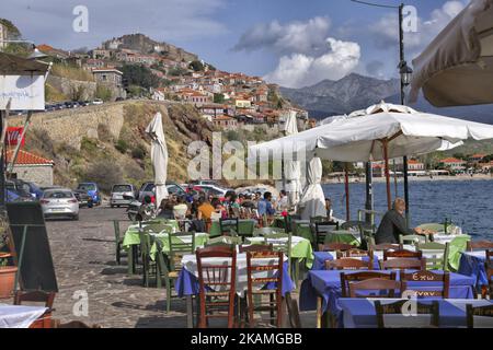 Le petit port de pêche de Molyvos (ou Mythimna), sur l'île de Lesvos, Mer Egéé, Grèce, Europe. Lesvos est une île située dans la mer Égée du Nord. Molyvos ou Molivos est un petit village de pêcheurs dans la partie nord de l'île. Il y a un petit port, un château et un village construit sur la colline. Il y a des tavernes autour, des poulpes qui pendent pour sécher au soleil. Molyvos et Skala Sikamias près de la plage d'Eftalou ont fait face à la plus grande vague de migration de l'île, près d'un million de réfugiés y sont passés. De nos jours, il y a aussi un bateau de la garde côtière Frontex. (Photo de Nicolas Eco Banque D'Images