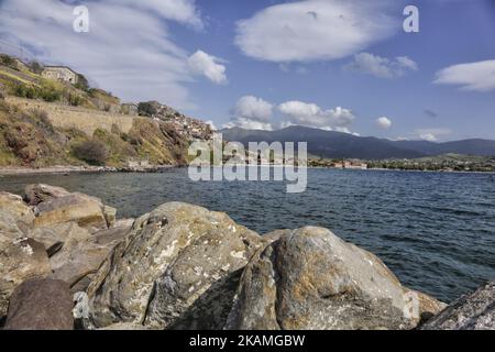 Le petit port de pêche de Molyvos (ou Mythimna), sur l'île de Lesvos, Mer Egéé, Grèce, Europe. Lesvos est une île située dans la mer Égée du Nord. Molyvos ou Molivos est un petit village de pêcheurs dans la partie nord de l'île. Il y a un petit port, un château et un village construit sur la colline. Il y a des tavernes autour, des poulpes qui pendent pour sécher au soleil. Molyvos et Skala Sikamias près de la plage d'Eftalou ont fait face à la plus grande vague de migration de l'île, près d'un million de réfugiés y sont passés. De nos jours, il y a aussi un bateau de la garde côtière Frontex. (Photo de Nicolas Eco Banque D'Images