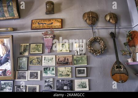 Le petit port de pêche de Molyvos (ou Mythimna), sur l'île de Lesvos, Mer Egéé, Grèce, Europe. Lesvos est une île située dans la mer Égée du Nord. Molyvos ou Molivos est un petit village de pêcheurs dans la partie nord de l'île. Il y a un petit port, un château et un village construit sur la colline. Il y a des tavernes autour, des poulpes qui pendent pour sécher au soleil. Molyvos et Skala Sikamias près de la plage d'Eftalou ont fait face à la plus grande vague de migration de l'île, près d'un million de réfugiés y sont passés. De nos jours, il y a aussi un bateau de la garde côtière Frontex. (Photo de Nicolas Eco Banque D'Images
