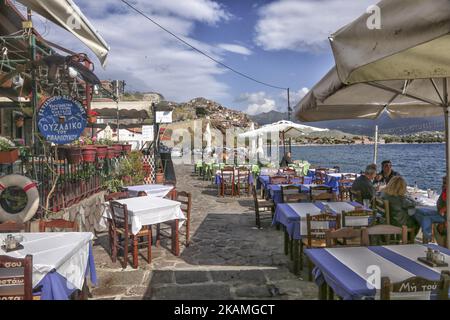 Le petit port de pêche de Molyvos (ou Mythimna), sur l'île de Lesvos, Mer Egéé, Grèce, Europe. Lesvos est une île située dans la mer Égée du Nord. Molyvos ou Molivos est un petit village de pêcheurs dans la partie nord de l'île. Il y a un petit port, un château et un village construit sur la colline. Il y a des tavernes autour, des poulpes qui pendent pour sécher au soleil. Molyvos et Skala Sikamias près de la plage d'Eftalou ont fait face à la plus grande vague de migration de l'île, près d'un million de réfugiés y sont passés. De nos jours, il y a aussi un bateau de la garde côtière Frontex. (Photo de Nicolas Eco Banque D'Images