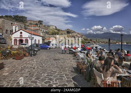 Le petit port de pêche de Molyvos (ou Mythimna), sur l'île de Lesvos, Mer Egéé, Grèce, Europe. Lesvos est une île située dans la mer Égée du Nord. Molyvos ou Molivos est un petit village de pêcheurs dans la partie nord de l'île. Il y a un petit port, un château et un village construit sur la colline. Il y a des tavernes autour, des poulpes qui pendent pour sécher au soleil. Molyvos et Skala Sikamias près de la plage d'Eftalou ont fait face à la plus grande vague de migration de l'île, près d'un million de réfugiés y sont passés. De nos jours, il y a aussi un bateau de la garde côtière Frontex. (Photo de Nicolas Eco Banque D'Images