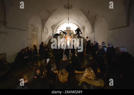 Seigneur Jésus serait un réfugié aujourd'hui! La tombe du Seigneur est choquante. Baigné dans l'obscurité, avec une faible lumière battant quelque part dans les montagnes, avec les corps et les choses des réfugiés qui ont été tués sur la route vers l'Europe - ainsi présente la tombe inhabituelle du Seigneur dans la crypte de l'église Piariste à Cracovie. Samedi, 15 avril 2017, à Cracovie, en Pologne. *** Veuillez utiliser le crédit du champ de crédit *** Banque D'Images