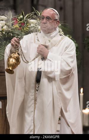 Le pape François assiste à la messe de la veille de Pâques du samedi à la basilique Saint-Pierre sur 15 avril 2017, dans la Cité du Vatican, au Vatican. Le pape François a lavé jeudi Saint les pieds des détenus à la prison de Paliano, au sud de Rome, pendant la messe de notre dîner-Seigneur. (Photo de Massimo Valicchia/NurPhoto) *** Veuillez utiliser le crédit du champ de crédit *** Banque D'Images