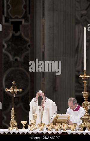 Le pape François assiste à la messe de la veille de Pâques du samedi à la basilique Saint-Pierre sur 15 avril 2017, dans la Cité du Vatican, au Vatican. Le pape François a lavé jeudi Saint les pieds des détenus à la prison de Paliano, au sud de Rome, pendant la messe de notre dîner-Seigneur. (Photo de Massimo Valicchia/NurPhoto) *** Veuillez utiliser le crédit du champ de crédit *** Banque D'Images