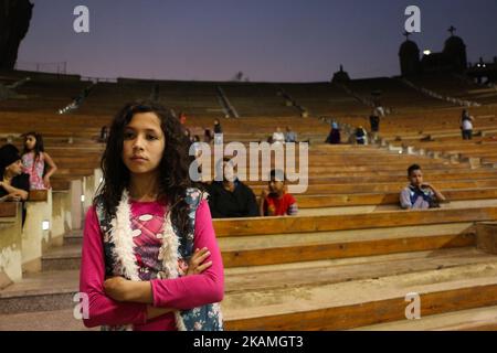 Chrétiens coptes assister à la fête de masse dans le monastère de Samaan Al - Kharraz au Caire, Egypte le samedi 15 avril 2017 (photo de Fayed El-Geziry/NurPhoto) *** Veuillez utiliser le crédit du champ de crédit *** Banque D'Images