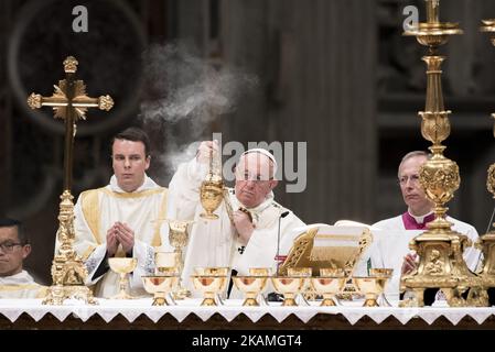 Le pape François assiste à la messe de la veille de Pâques du samedi à la basilique Saint-Pierre sur 15 avril 2017, dans la Cité du Vatican, au Vatican. Le pape François a lavé jeudi Saint les pieds des détenus à la prison de Paliano, au sud de Rome, pendant la messe de notre dîner-Seigneur. (Photo de Massimo Valicchia/NurPhoto) *** Veuillez utiliser le crédit du champ de crédit *** Banque D'Images