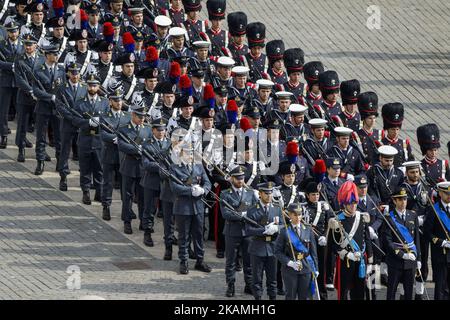 Les groupes de la police financière italienne, des Carabinieri, de la Force aérienne et de la Marine défilent alors que le pape François mène la messe du dimanche de Pâques sur la place Saint-Pierre dans la Cité du Vatican, au Vatican, sur 16 avril 2017. (Photo de Giuseppe Ciccia/NurPhoto) *** Veuillez utiliser le crédit du champ de crédit *** Banque D'Images