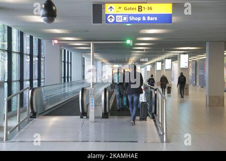 Diverses images pendant une journée brumeuse à l'intérieur du terminal de l'aéroport, les portes, à l'extérieur du terminal et le tablier avec divers avions et compagnies aériennes à l'aéroport international d'Amsterdam, Schiphol. Schiphol est le plus grand aéroport des pays-Bas et l'un des plus importants en Europe avec 63,6 millions de passagers par an. (Photo de Nicolas Economou/NurPhoto) *** Veuillez utiliser le crédit du champ de crédit *** Banque D'Images