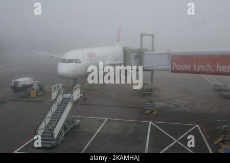 Diverses images pendant une journée brumeuse à l'intérieur du terminal de l'aéroport, les portes, à l'extérieur du terminal et le tablier avec divers avions et compagnies aériennes à l'aéroport international d'Amsterdam, Schiphol. Schiphol est le plus grand aéroport des pays-Bas et l'un des plus importants en Europe avec 63,6 millions de passagers par an. (Photo de Nicolas Economou/NurPhoto) *** Veuillez utiliser le crédit du champ de crédit *** Banque D'Images