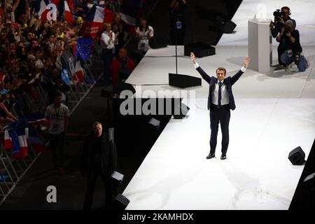 Le candidat à la présidence française Emmanuel Macron s'adresse aux électeurs lors d'une réunion politique sur 17 avril 2017 à Paris, en France. Des milliers de supporters se sont rassemblés à l'arène Accorhotels pour entendre Macron parler 6 jours avant le premier tour des élections présidentielles en France (photo de Mehdi Taamallah / NurPhoto) *** Veuillez utiliser le crédit du champ de crédit *** Banque D'Images