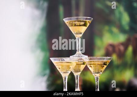 les verres à champagne sont disposés en pyramide. Banque D'Images