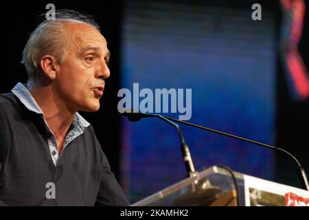 Philippe Poutou, chef du parti d'extrême-gauche le NPA (Nouveau Parti Anticapitiste ie Nouveau Parti anti-parlementaire) prononce un discours à Toulouse. Il est l'un des 11 candidats au tour de l'élection présidentielle française de 1st. Il est devenu célèbre lorsqu'il a dit lors d'un débat à la télévision à la candidate d'extrême-droite Marine le Pen ' nous n'avons pas l'immunité des travailleurs !' En référence au refus de Marine le Pen de se rendre à la notification de la police. Toulouse. France. 18 avril 2017. (Photo d'Alain Pitton/NurPhoto) *** Veuillez utiliser le crédit du champ de crédit *** Banque D'Images