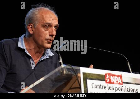 Philippe Poutou, chef du parti d'extrême-gauche le NPA (Nouveau Parti Anticapitiste ie Nouveau Parti anti-parlementaire) prononce un discours à Toulouse. Il est l'un des 11 candidats au tour de l'élection présidentielle française de 1st. Il est devenu célèbre lorsqu'il a dit lors d'un débat à la télévision à la candidate d'extrême-droite Marine le Pen ' nous n'avons pas l'immunité des travailleurs !' En référence au refus de Marine le Pen de se rendre à la notification de la police. Toulouse. France. 18 avril 2017. (Photo d'Alain Pitton/NurPhoto) *** Veuillez utiliser le crédit du champ de crédit *** Banque D'Images