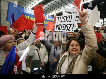 Les partisans du piquet et les opposants de Donald Tusk à la gare centrale de Varsovie. 19 avril 2017, Varsovie, Pologne (photo de Krystian Dobuszynski/NurPhoto) *** Veuillez utiliser le crédit du champ de crédit *** Banque D'Images