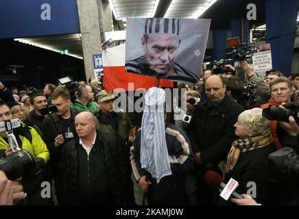 Piquet des opposants de Donald Tusk à la gare centrale de Varsovie. 19 avril 2017, Varsovie, Pologne (photo de Krystian Dobuszynski/NurPhoto) *** Veuillez utiliser le crédit du champ de crédit *** Banque D'Images