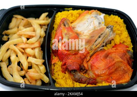 Poulet mandi kabsa avec du riz basmati long et des frites, servi avec de la sauce tomate dakos, foyer sélectif de la recette yéménite de poulet à saveur Mandi Banque D'Images