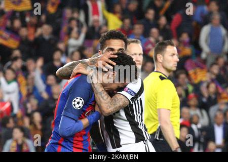 Le défenseur de la Juventus Dani Alves (23) console Barcelone avance Neymar (11) après le quart de finale de l'UEFA Champions League match de football BARCELONE - JUVENTUS le 19/04/2017 au Camp Nou à Barcelone, Espagne. (Photo: Matteo Bottanelli/NurPhoto) *** Veuillez utiliser le crédit du champ de crédit *** Banque D'Images