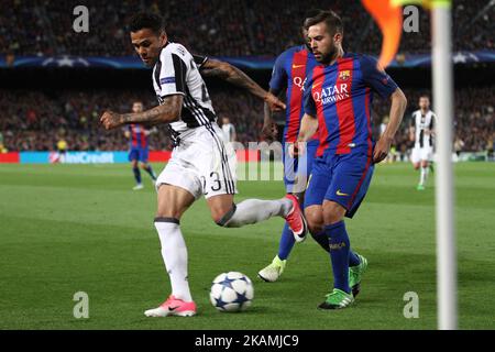 Dani Alves, défenseur de la Juventus (23), lutte contre le défenseur de Barcelone Jordi Alba (18) et le défenseur de Barcelone Samuel Umtiti (23) lors du match de football de la Ligue des champions DE l'UEFA BARCELONE - JUVENTUS le 19/04/2017 au Camp Nou à Barcelone, en Espagne. (Photo: Matteo Bottanelli/NurPhoto) *** Veuillez utiliser le crédit du champ de crédit *** Banque D'Images