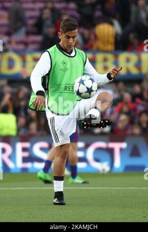 Juventus Forward Paulo Dybala (21) se réchauffe avant le quart de finale de l'UEFA Champions League match de football BARCELONE - JUVENTUS le 19/04/2017 au Camp Nou à Barcelone, Espagne. (Photo: Matteo Bottanelli/NurPhoto) *** Veuillez utiliser le crédit du champ de crédit *** Banque D'Images