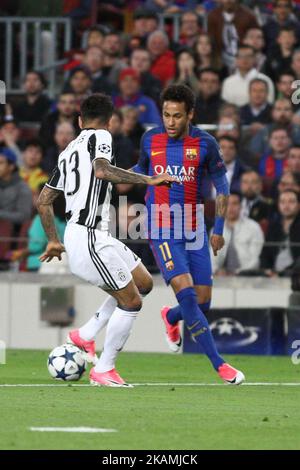 Neymar (11), attaquant de Barcelone, combat pour le ballon contre le défenseur Dani Alves (23) lors du match de football quart de finale de la Ligue des champions de l'UEFA BARCELONE - JUVENTUS le 19/04/2017 au Camp Nou à Barcelone, en Espagne. (Photo: Matteo Bottanelli/NurPhoto) *** Veuillez utiliser le crédit du champ de crédit *** Banque D'Images