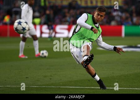 Juventus Forward Paulo Dybala (21) se réchauffe avant le quart de finale de l'UEFA Champions League match de football BARCELONE - JUVENTUS le 19/04/2017 au Camp Nou à Barcelone, Espagne. (Photo: Matteo Bottanelli/NurPhoto) *** Veuillez utiliser le crédit du champ de crédit *** Banque D'Images