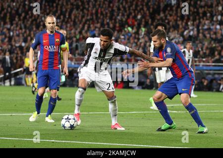 Dani Alves, défenseur de la Juventus (23), lutte contre le défenseur de Barcelone Jordi Alba (18) et le défenseur de Barcelone Samuel Umtiti (23) lors du match de football de la Ligue des champions DE l'UEFA BARCELONE - JUVENTUS le 19/04/2017 au Camp Nou à Barcelone, en Espagne. (Photo: Matteo Bottanelli/NurPhoto) *** Veuillez utiliser le crédit du champ de crédit *** Banque D'Images