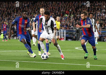 Dani Alves, défenseur de la Juventus (23), lutte contre le défenseur de Barcelone Jordi Alba (18) et le défenseur de Barcelone Samuel Umtiti (23) lors du match de football de la Ligue des champions DE l'UEFA BARCELONE - JUVENTUS le 19/04/2017 au Camp Nou à Barcelone, en Espagne. (Photo: Matteo Bottanelli/NurPhoto) *** Veuillez utiliser le crédit du champ de crédit *** Banque D'Images