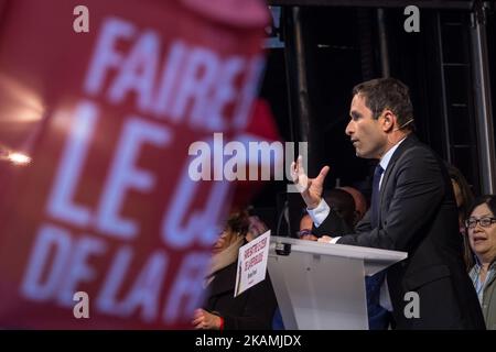 Benoit Hamon assiste à la rencontre politique du candidat à la présidence du Parti socialiste français Benoit Hamon place de la République sur 19 avril 2017 à Paris, France. Des milliers de partisans se sont réunis place de la République pour entendre Benoit Hamon parler 4 jours avant le premier tour des élections présidentielles en France. (Photo de Julien Mattia/NurPhoto) *** Veuillez utiliser le crédit du champ de crédit *** Banque D'Images