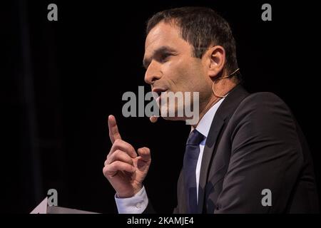Benoit Hamon assiste à la rencontre politique du candidat à la présidence du Parti socialiste français Benoit Hamon place de la République sur 19 avril 2017 à Paris, France. Des milliers de partisans se sont réunis place de la République pour entendre Benoit Hamon parler 4 jours avant le premier tour des élections présidentielles en France. (Photo de Julien Mattia/NurPhoto) *** Veuillez utiliser le crédit du champ de crédit *** Banque D'Images