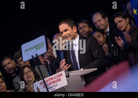 Benoit Hamon assiste à la rencontre politique du candidat à la présidence du Parti socialiste français Benoit Hamon place de la République sur 19 avril 2017 à Paris, France. Des milliers de partisans se sont réunis place de la République pour entendre Benoit Hamon parler 4 jours avant le premier tour des élections présidentielles en France. (Photo de Julien Mattia/NurPhoto) *** Veuillez utiliser le crédit du champ de crédit *** Banque D'Images