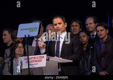 Benoit Hamon assiste à la rencontre politique du candidat à la présidence du Parti socialiste français Benoit Hamon place de la République sur 19 avril 2017 à Paris, France. Des milliers de partisans se sont réunis place de la République pour entendre Benoit Hamon parler 4 jours avant le premier tour des élections présidentielles en France. (Photo de Julien Mattia/NurPhoto) *** Veuillez utiliser le crédit du champ de crédit *** Banque D'Images