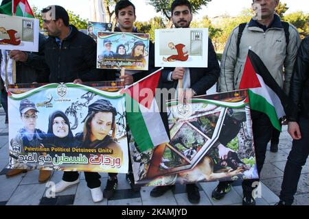 Les Palestiniens qui vivent en Grèce manifestent pour marquer la Journée des prisonniers palestiniens, à Thessalonique, sur 21 avril 2017. Chaque année, le 17 avril, les prisonniers palestiniens, le peuple palestinien et les partisans de la justice et de la libération de la Palestine dans le monde entier marquent la Journée internationale de solidarité avec les prisonniers palestiniens. Selon un rapport publié par trois organisations non gouvernementales palestiniennes, un total de 6 500 Palestiniens, dont des femmes, des enfants et des législateurs, sont détenus dans des prisons et des établissements de détention dans les territoires occupés. (Photo de Grigoris Siamidis Banque D'Images