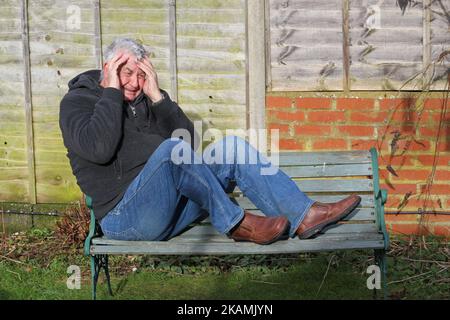 Anxiété. Homme âgé ou âgé souffrant de stress et d'anxiété. Effrayé ou terrifié. Ayant besoin d'aide. Banque D'Images