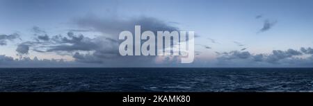 Ciel sombre et sombre de lever du soleil sur l'océan Atlantique Nord. Cloudscape nature Background. Banque D'Images
