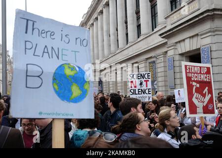 Des milliers de personnes défilent dans le centre de Londres, au Royaume-Uni, le jour de la Terre, le 22 avril 2017, pour protester contre ce qu'elles considèrent comme une menace pour les experts, les preuves et les investissements dans la science. Les manifestants se sont rassemblés au Musée des Sciences et ont défilé sur la place du Parlement. La marche, un événement mondial, soutient la recherche scientifique et fondée sur des données probantes et a été organisée en opposition aux politiques environnementales et énergétiques de Donald Trump. (Photo de Jay Shaw Baker/NurPhoto) *** Veuillez utiliser le crédit du champ de crédit *** Banque D'Images