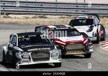 Reinis NITISS (LVA) dans Audi S1 de EKS (L) et Timo SCHEIDER (AUT) dans Ford Fiesta de MJP Racing Team Austria (C) en action pendant le RX mondial du Portugal 2017, au circuit international de Montalegre au Portugal sur 22 avril 2017. (Photo de Paulo Oliveira / DPI / NurPhoto) *** Veuillez utiliser le crédit du champ de crédit *** Banque D'Images