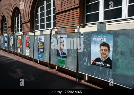 Affiches de campagne électorale près d'un bureau de vote, les gens viennent voter au bureau de vote du Capitole pour le premier tour de l'élection présidentielle française, Toulouse, France, 23 avril 2017. Les élections présidentielles françaises du premier tour, suivies du deuxième tour le 7 mai, qui sera disputée par les deux premiers candidats. Parmi ces personnes figurent le centre-droit François Fillon (les Républicains), l'extrême-droite Marine le Pen (Front National), Benoit Hamon (socialistes), le centriste indépendant Emmanuel Macron (en Marche!) et le gauchiste Jean-Luc Melenson (la France Insoumise). (Photo d'Alain Pitton/nu Banque D'Images