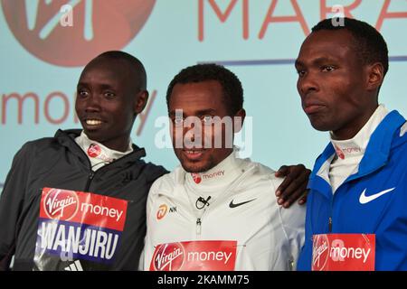 Le deuxième a placé Kenenisa Bekele (C) en Ethiopie, le vainqueur Daniel Wanjiru (L) au Kenya et le troisième a placé Bedan Karoki (R) au Kenya lors d'une conférence de presse après la course d'élite masculine au marathon de Londres sur 23 avril 2017 à Londres. (Photo de Karyn Louise/NurPhoto) *** Veuillez utiliser le crédit du champ de crédit *** Banque D'Images