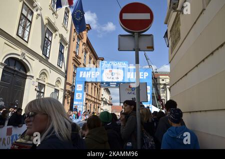 Photo du Tour de Croatie 2017 à Zagreb, le 23 avril 2017. La sixième et dernière étape, Samobor-Zagreb, a terminé sur la place Saint-Marc où a eu lieu la cérémonie officielle de remise des prix. Le vainqueur de la course est vincenzo Nibali en italie. (Photo par Alen Gurovic/NurPhoto) *** Veuillez utiliser le crédit du champ de crédit *** Banque D'Images