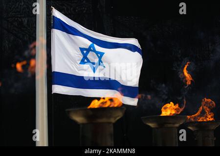 Un drapeau israélien derrière les torches est vu pendant la journée annuelle de souvenir de l'Holocauste au mémorial de l'Holocauste de Yad Vashem à Jérusalem, Israël, 24 avril 2017. (Photo de Corinna Kern/NurPhoto) *** Veuillez utiliser le crédit du champ de crédit *** Banque D'Images