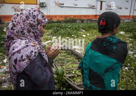 Un parent de Bangaldeshi d'une victime tuée dans l'effondrement du bâtiment 'Rana Plaza' prie alors qu'elle célèbre le quatrième anniversaire de la catastrophe sur le site où le bâtiment était autrefois situé à Savar, dans la banlieue de Dhaka, sur 24 avril 2017. Des milliers d'ouvriers bangladais du vêtement ont organisé une démonstration de larmes 24 avril pour marquer l'anniversaire d'une catastrophe industrielle qui a tué 1 138 personnes (photo d'Ahmed Salahuddin/NurPhoto) *** Veuillez utiliser le crédit du champ de crédit *** Banque D'Images