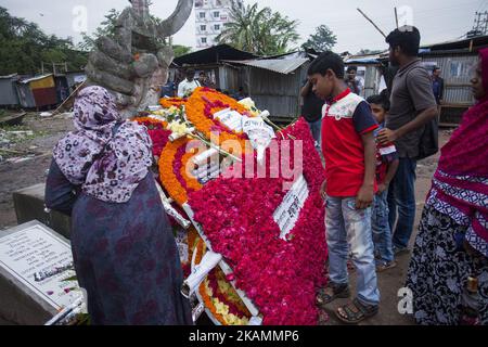 Un parent de Bangaldeshi d'une victime tuée dans l'effondrement du bâtiment « Rana Plaza » rend hommage à un monument qui marque le quatrième anniversaire de la catastrophe sur le site où le bâtiment était autrefois situé à Savar, à la périphérie de Dhaka, sur 24 avril 2017. Des milliers d'ouvriers bangladais du vêtement ont organisé une démonstration de larmes 24 avril pour marquer l'anniversaire d'une catastrophe industrielle qui a tué 1 138 personnes (photo d'Ahmed Salahuddin/NurPhoto) *** Veuillez utiliser le crédit du champ de crédit *** Banque D'Images