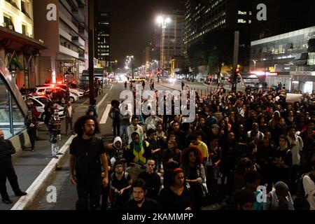 Les mères de mai et plusieurs mouvements sociaux, sont vigilants, sur 24 avril 2017 à l'Avenida Paulista à São Paulo (SP), Brésil, allant à la construction de la Présidence de la République, contre la condamnation de Rafael Braga, Condamné pour trafic et association pour trafic de drogue dans un arrêt publié sur le portail TJRJ (Cour de justice de l'État de Rio de Janeiro) Rafael Braga Vieira, Collectionneur de matières recyclables arrêtée en 2013 dans la ville de Rio de Janeiro au cours de la vague de protestations de juin de cette année-là. 24 avril 2017. (Photo de Fabio Vieira/FotoRua/NurPhoto) *** Veuillez utiliser C Banque D'Images